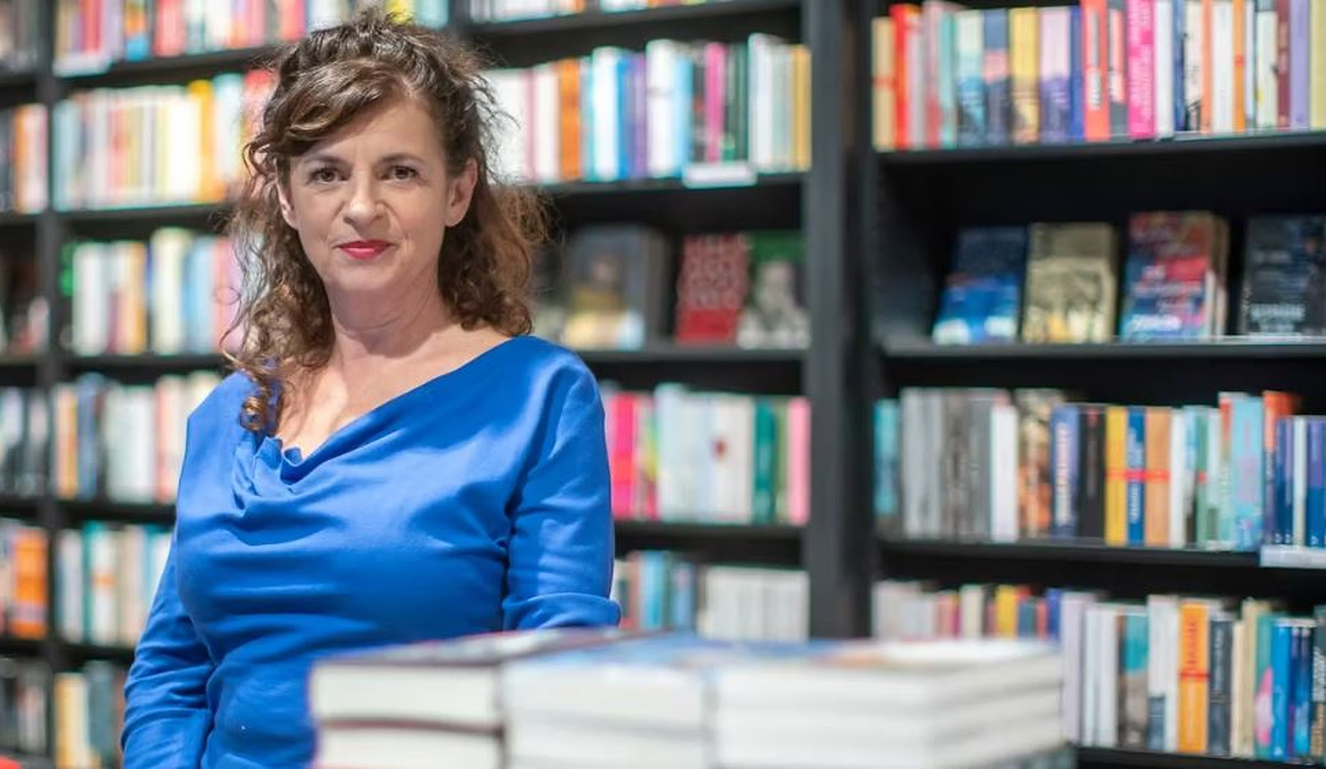 Angela Szivatz in einer Buchhandlung